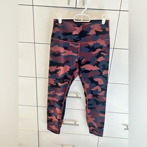 Lululemon camo pant in excellent condition